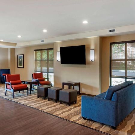 Comfort Inn & Suites Шарлотсвил Екстериор снимка